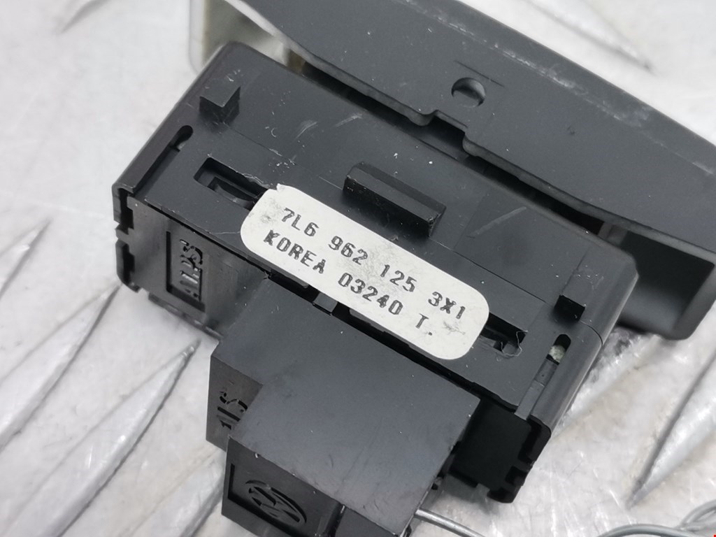 Кнопка центрального замка VOLKSWAGEN Touareg 2002-2010