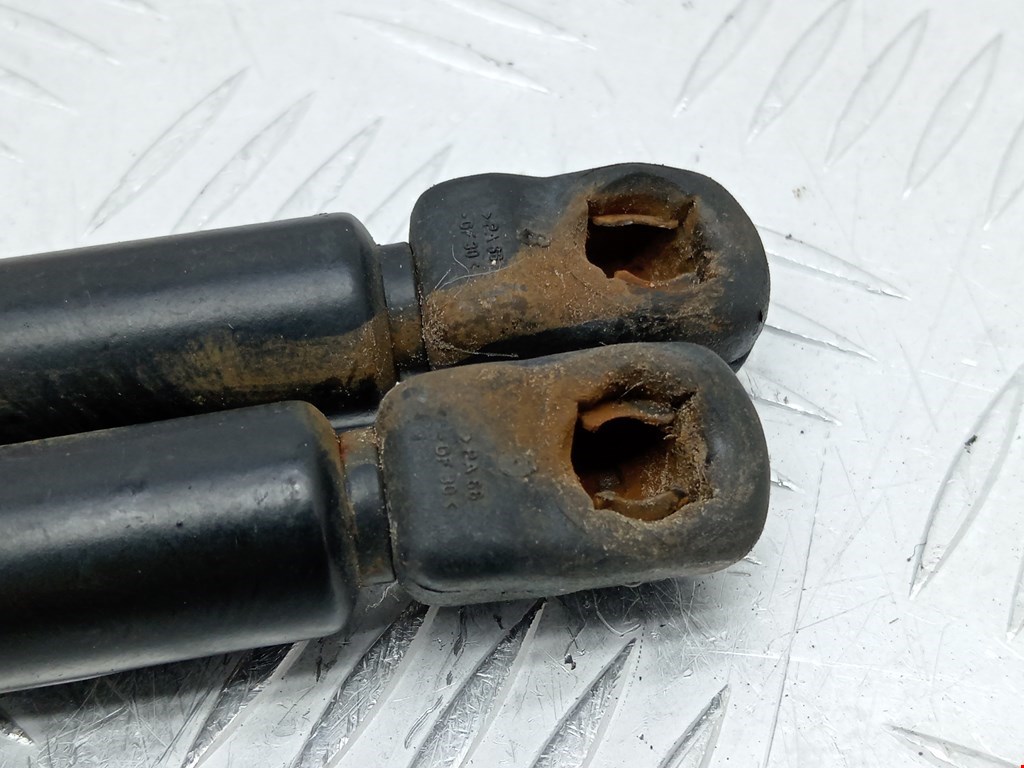 Амортизатор крышки (двери) багажника VOLKSWAGEN Passat B5 1997-2005