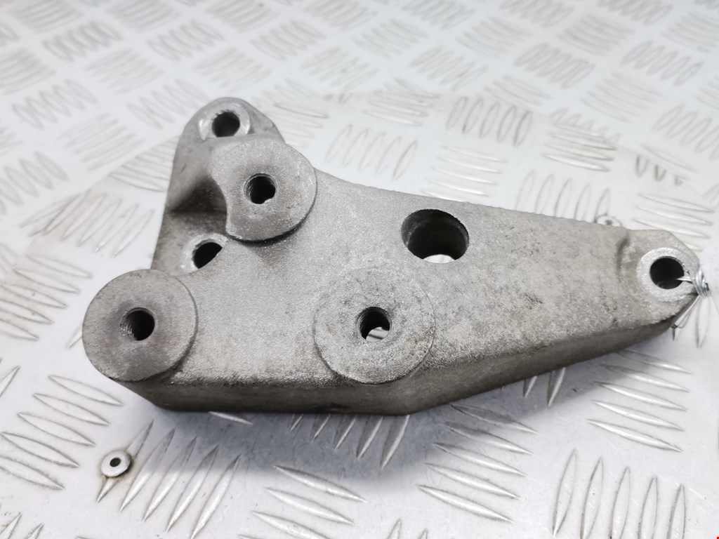 Кронштейн (крепление лапа траверса) кпп Opel Astra G (1998-2004)