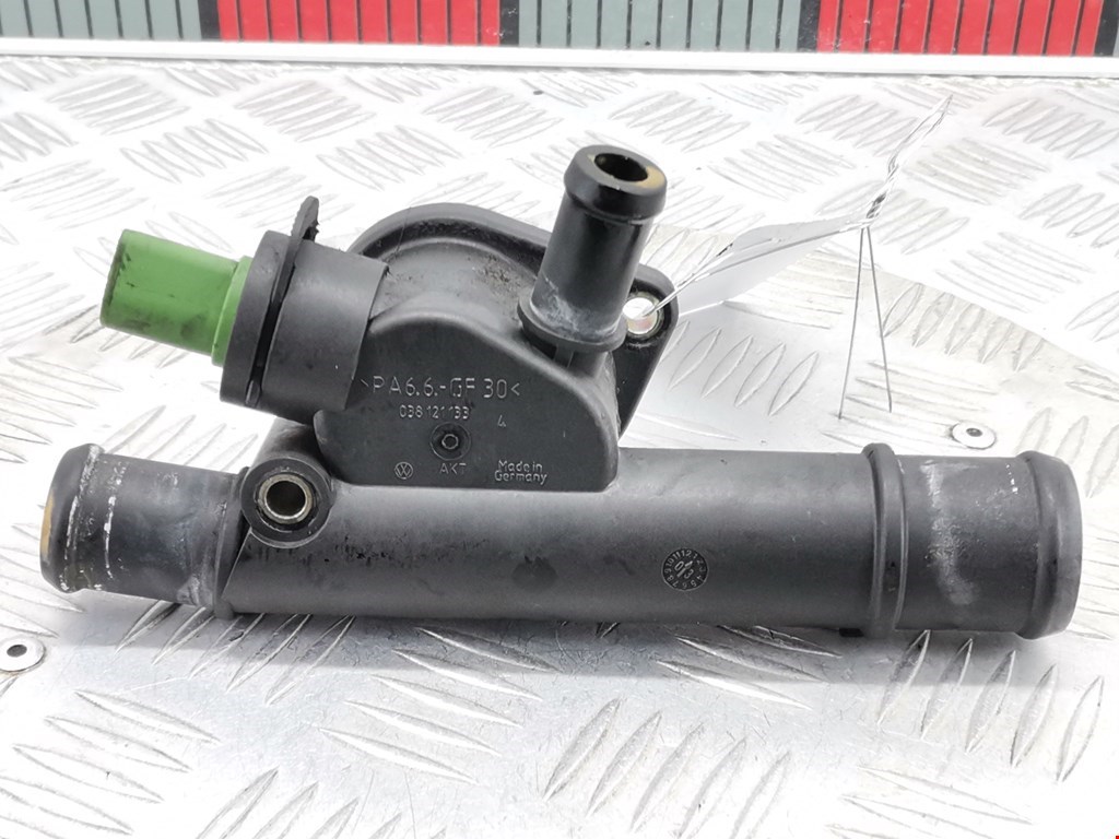 Фланец (штуцер системы охлаждения тройник) Skoda Octavia 1U (1996-2010)