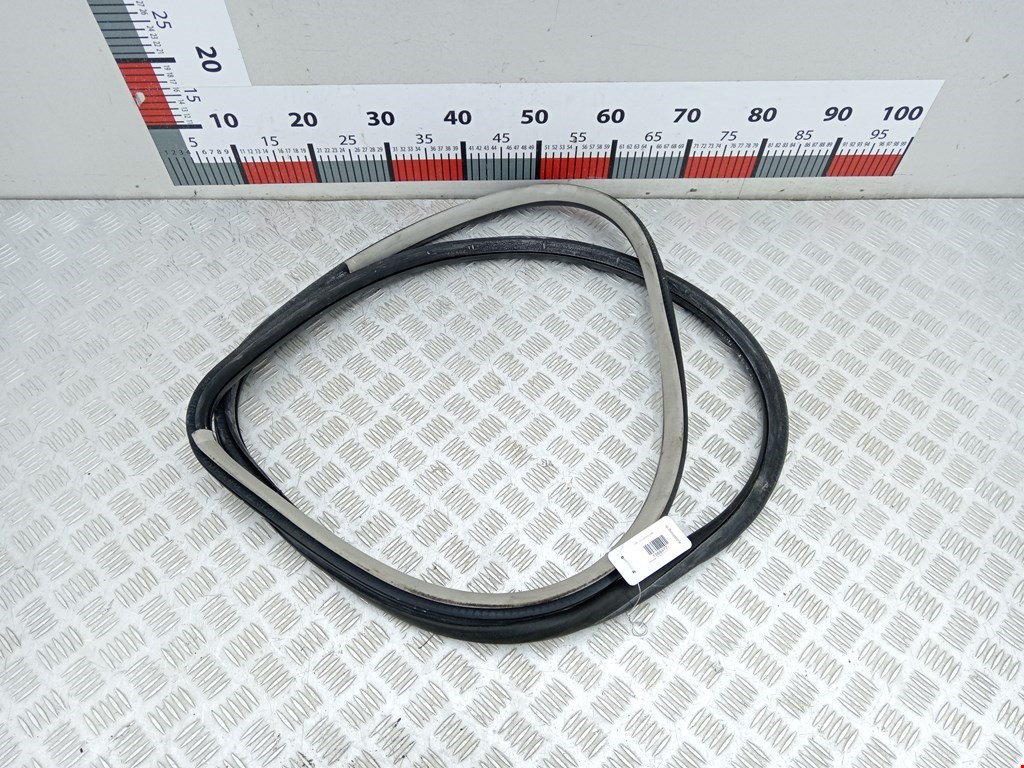 Уплотнитель двери VOLKSWAGEN Passat B5 1997-2005