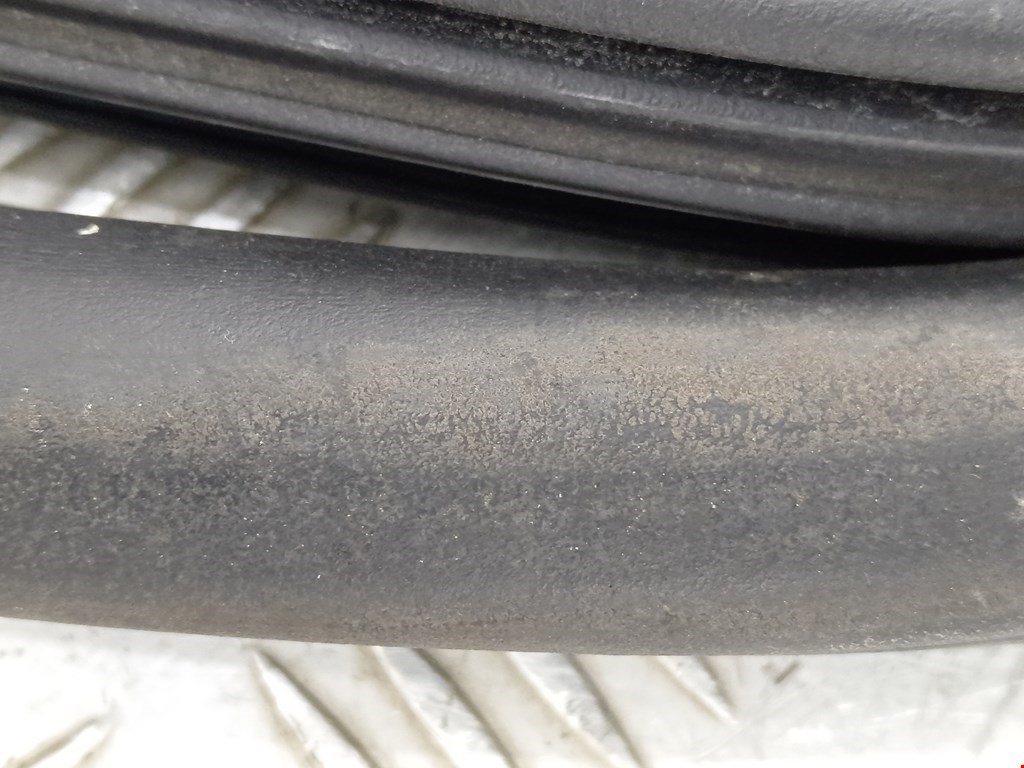 Уплотнитель двери VOLKSWAGEN Passat B5 1997-2005