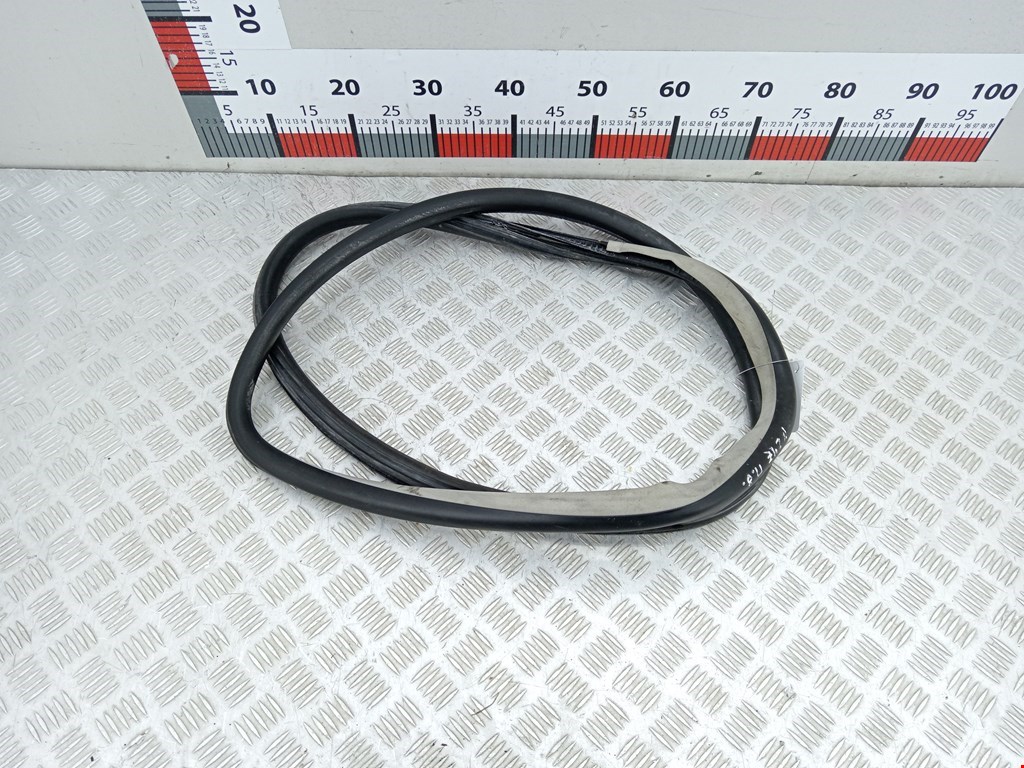 Уплотнитель двери VOLKSWAGEN Passat B5 1997-2005