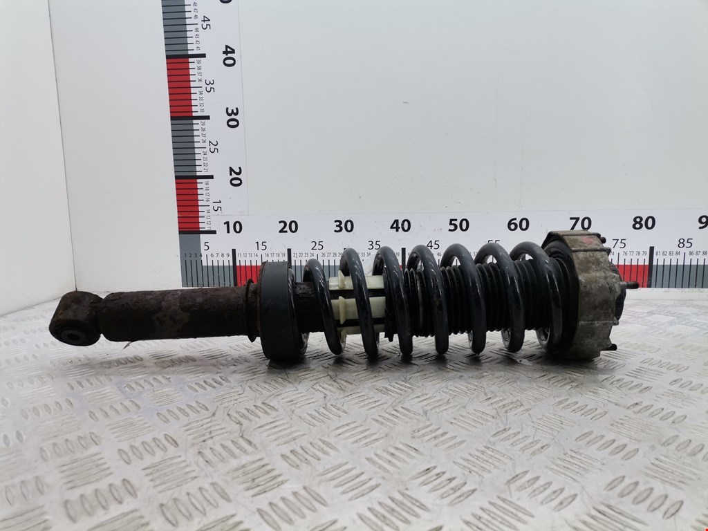 Стойка амортизатора заднего левого Volkswagen Touareg 1 (2002-2010)