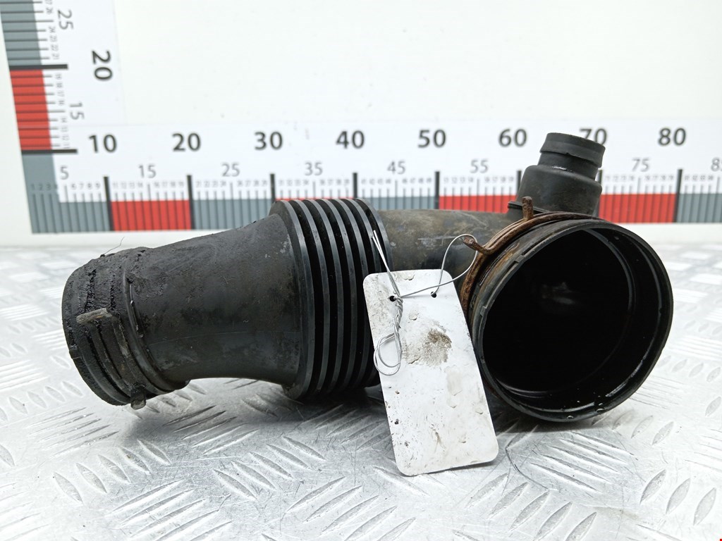 Патрубок воздушного фильтра VOLKSWAGEN Touareg 2002-2010