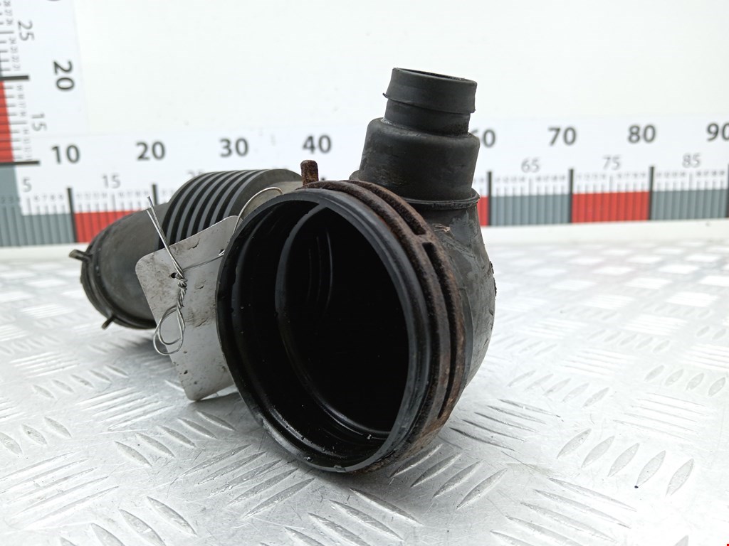 Патрубок воздушного фильтра VOLKSWAGEN Touareg 2002-2010