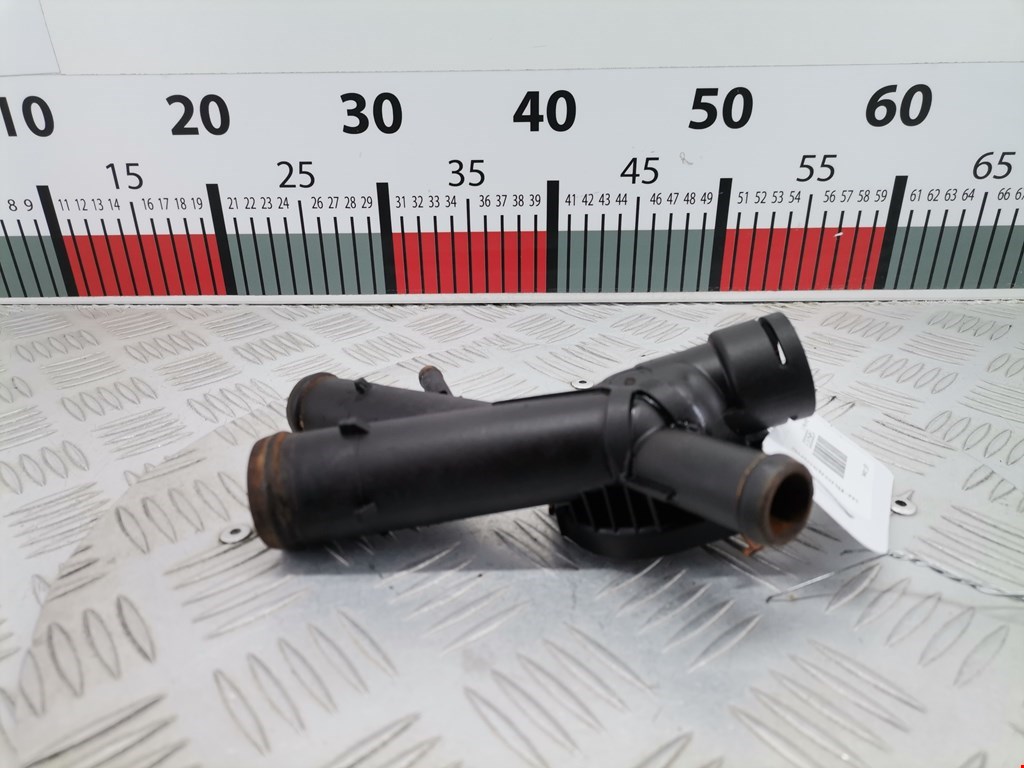 Фланец (штуцер системы охлаждения тройник) Skoda Rapid (2012-2020)