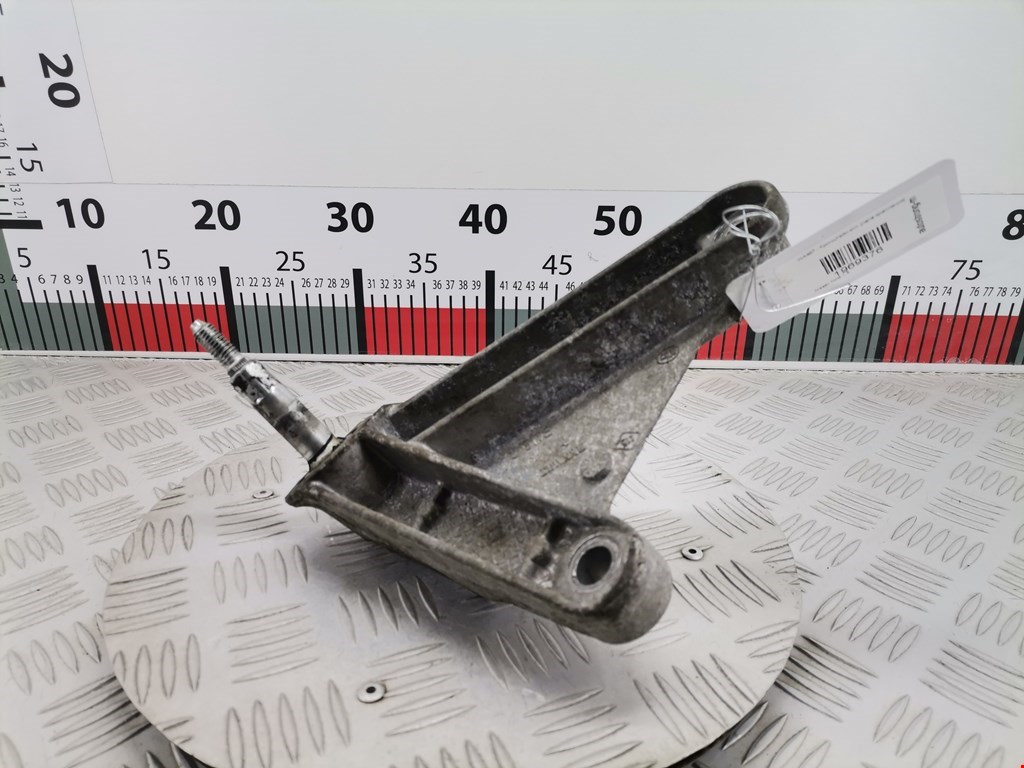 Кронштейн (крепление лапа траверса) кпп Nissan Note (E11) (2005-2013)