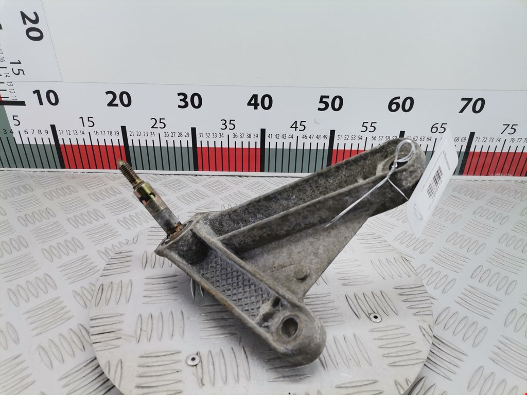 Кронштейн (крепление лапа траверса) кпп Nissan Note (E11) (2005-2013)