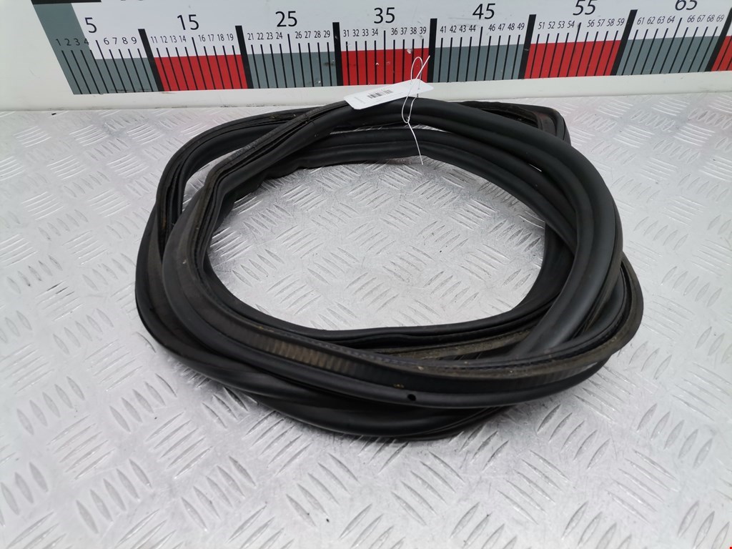 Уплотнитель (наружный) VOLKSWAGEN Passat B6 2005-2011