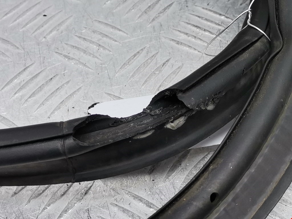 Уплотнитель (наружный) VOLKSWAGEN Passat B6 2005-2011