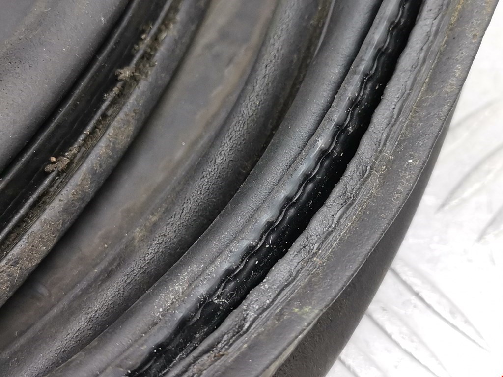 Уплотнитель (наружный) VOLKSWAGEN Passat B6 2005-2011