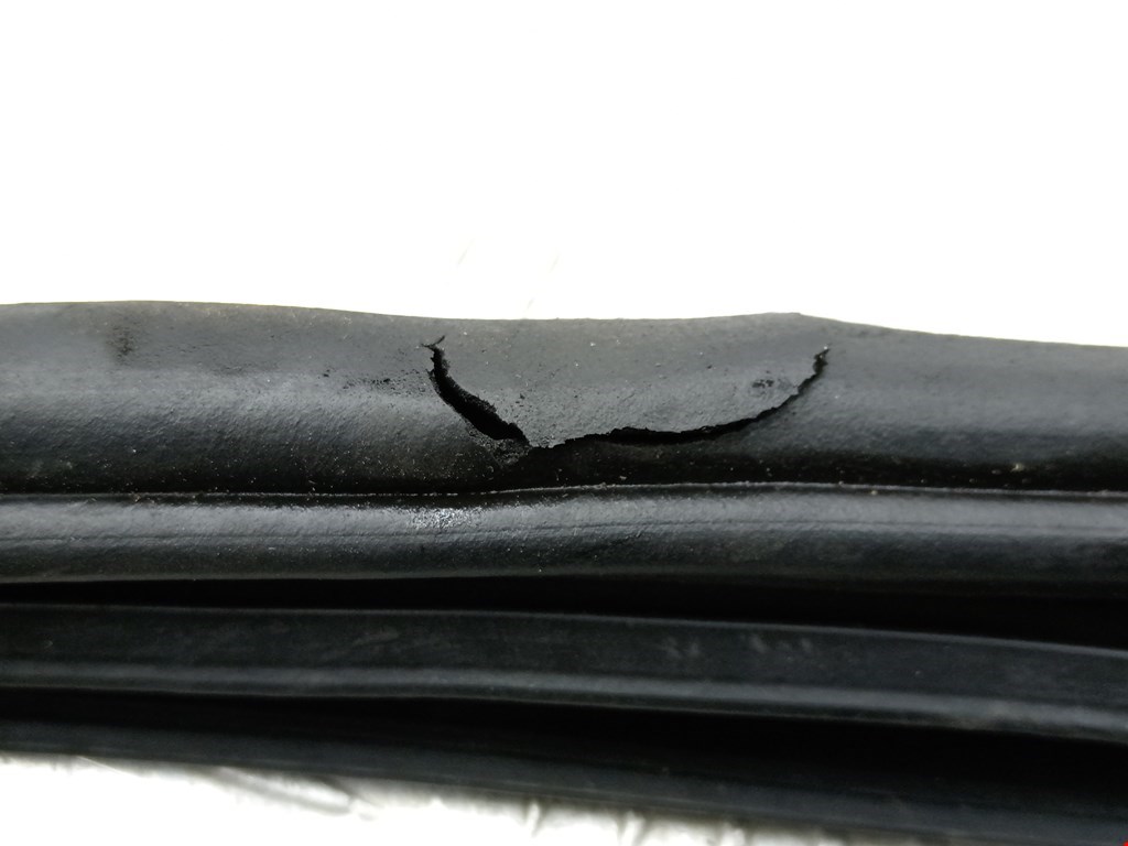 Уплотнитель двери LAND ROVER Freelander II 2006-2014