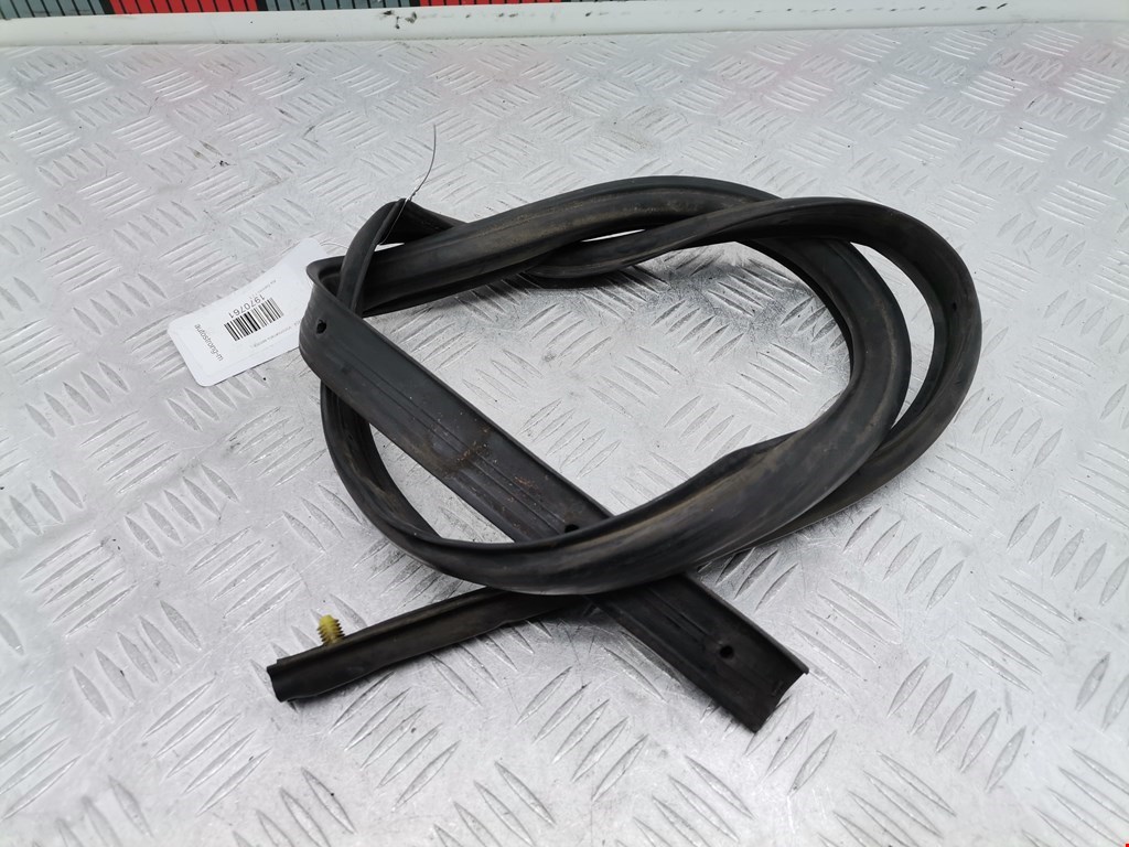 Уплотнитель (наружный) KIA Sorento 2002-2009