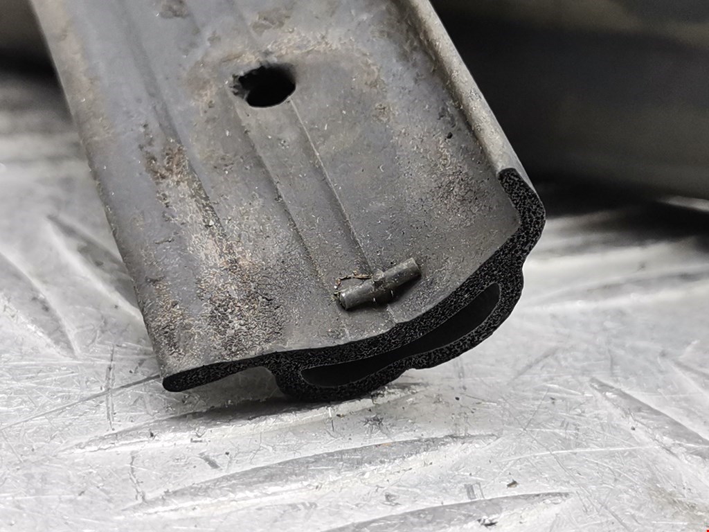 Уплотнитель (наружный) KIA Sorento 2002-2009