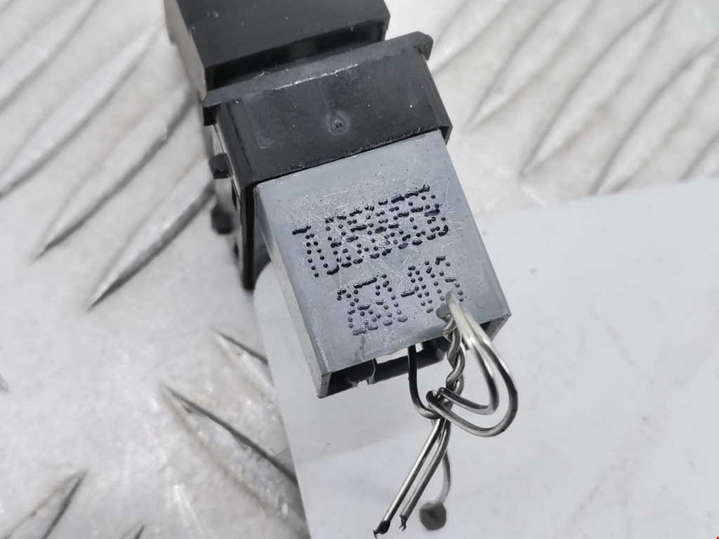 Кнопка стеклоподъемника VOLKSWAGEN Passat B7 2011-2015