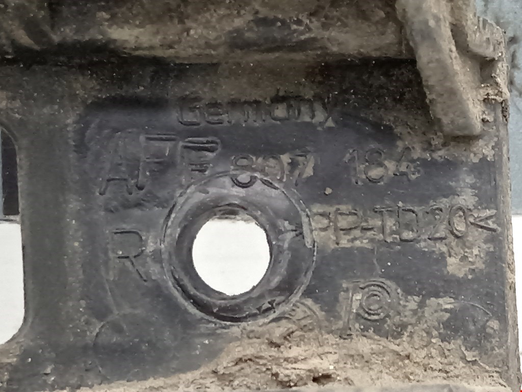 Кронштейн переднего бампера правый VOLKSWAGEN Passat B6 2005-2011