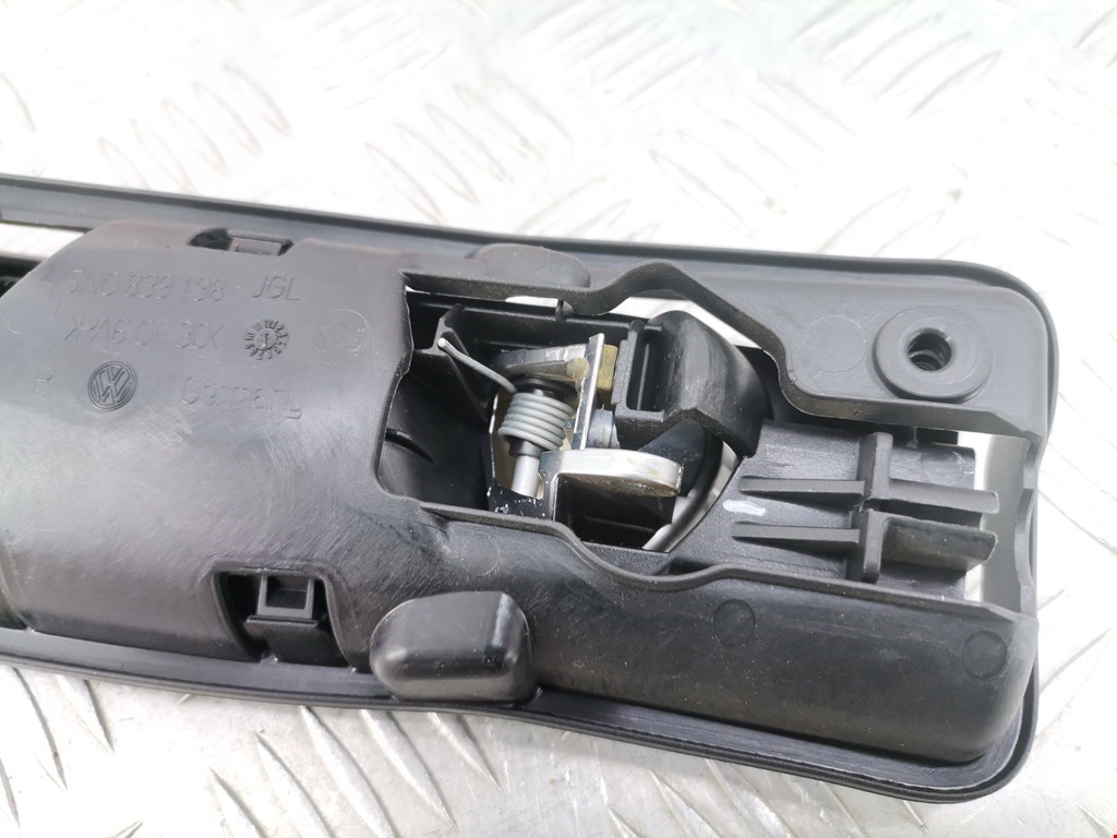 Ручка дверная задняя внутренняя правая VOLKSWAGEN Tiguan 2007-2016