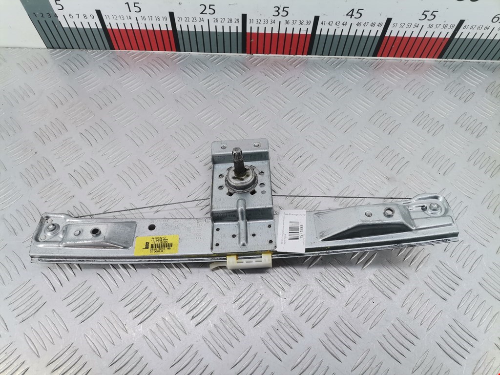 Стеклоподъемник механический двери задней правой Opel Corsa D (2006-2014)