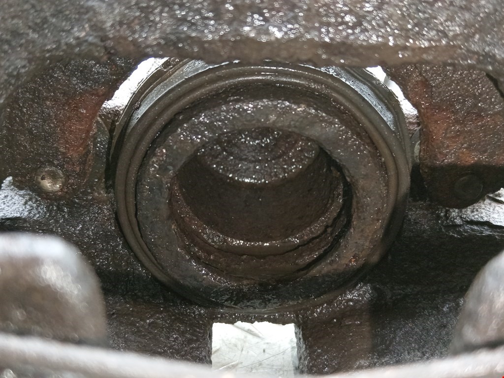 Суппорт передний левый VOLKSWAGEN Passat B6 2005-2011