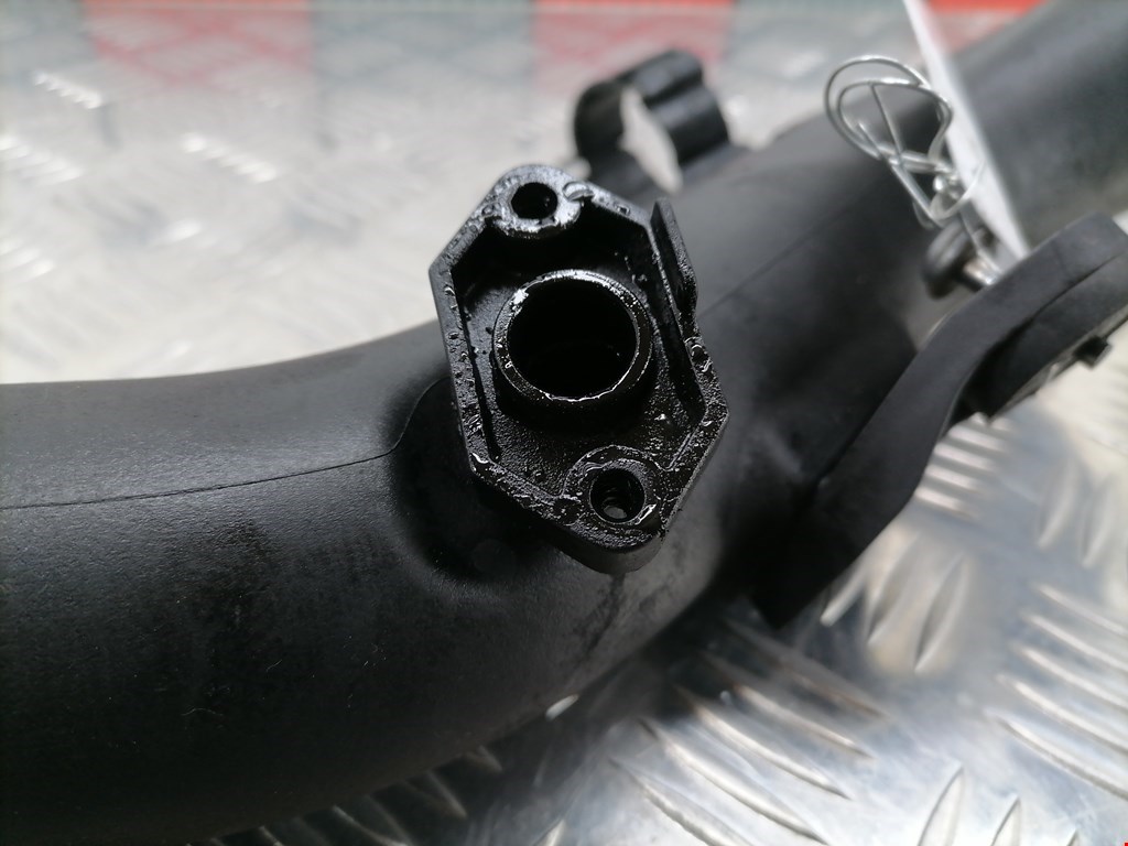 Патрубок интеркулера VOLKSWAGEN Passat B6 2005-2011