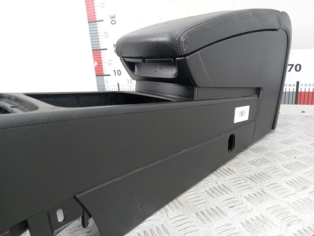 Подлокотник в салон VOLKSWAGEN Passat B6 2005-2011