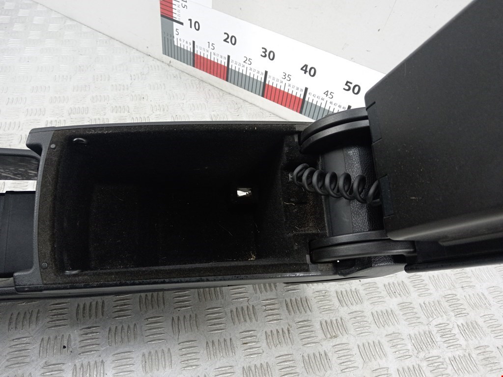 Подлокотник в салон VOLKSWAGEN Passat B6 2005-2011