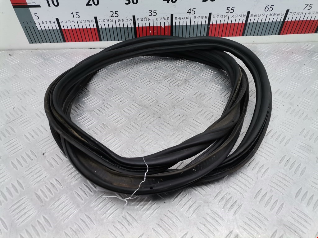 Уплотнитель (наружный) VOLKSWAGEN Passat B7 2011-2015