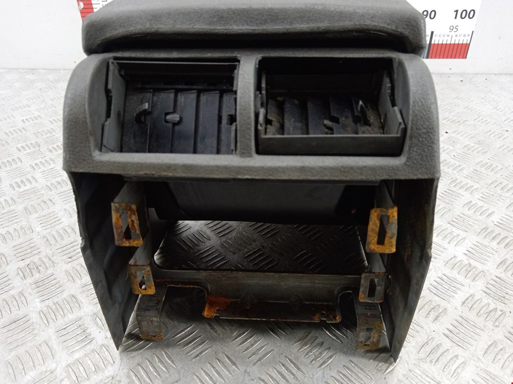 Подлокотник в салон JEEP Grand Cherokee WK 2004-2010