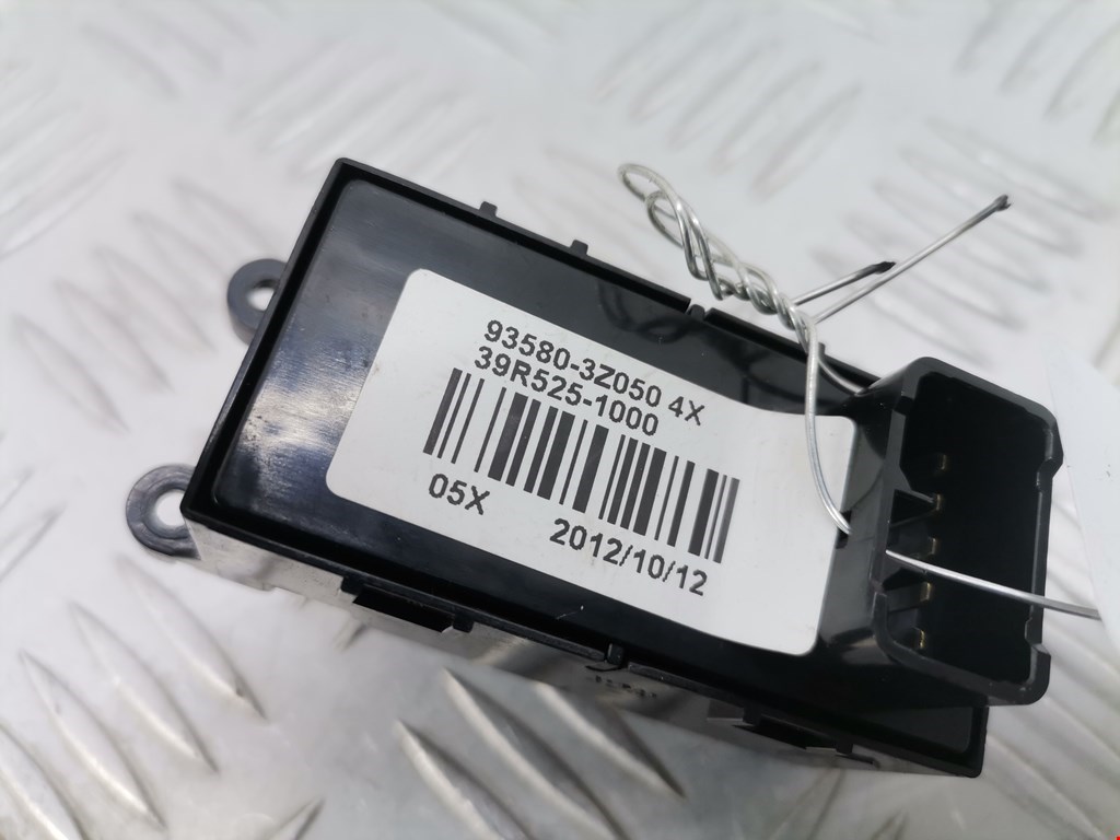 Кнопка стеклоподъемника HYUNDAI i40 2011-2019