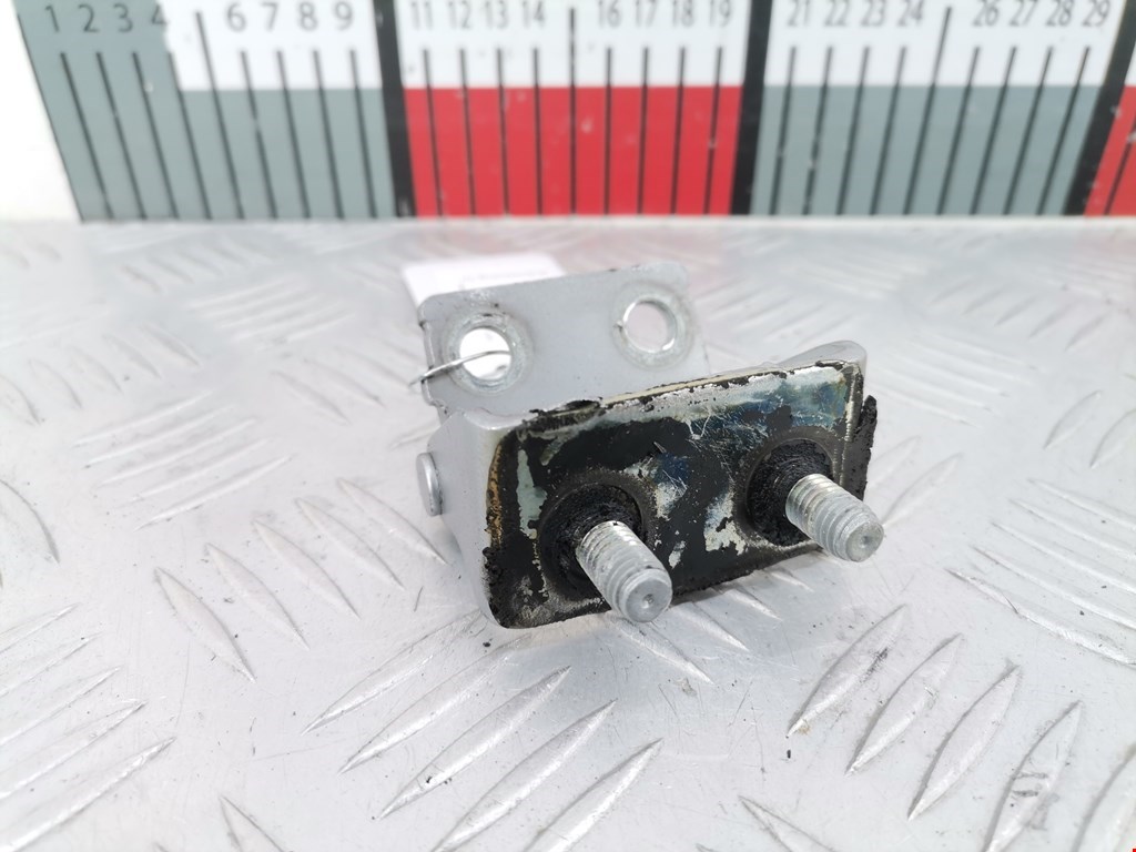 Петля крышки (двери) багажника Mitsubishi Outlander 3 (2012-2023)