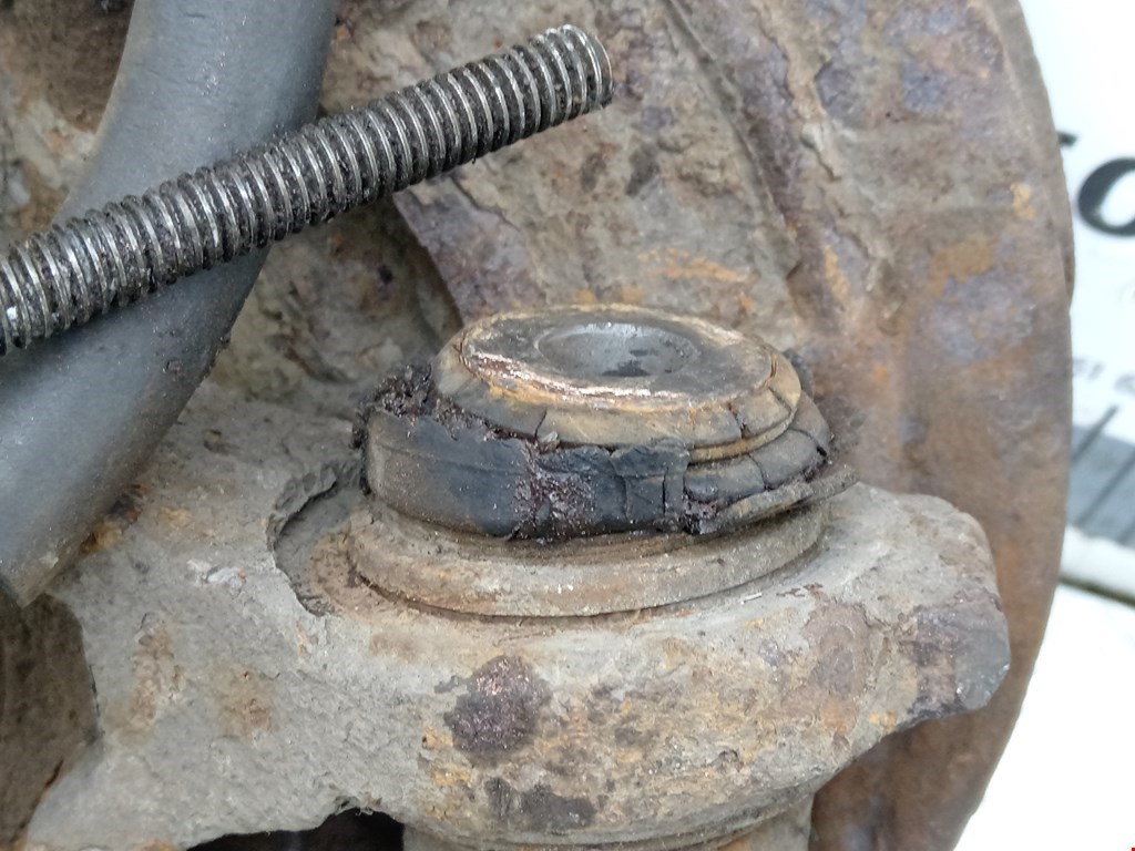 Ступица задняя левая LAND ROVER Discovery III 2005-2009