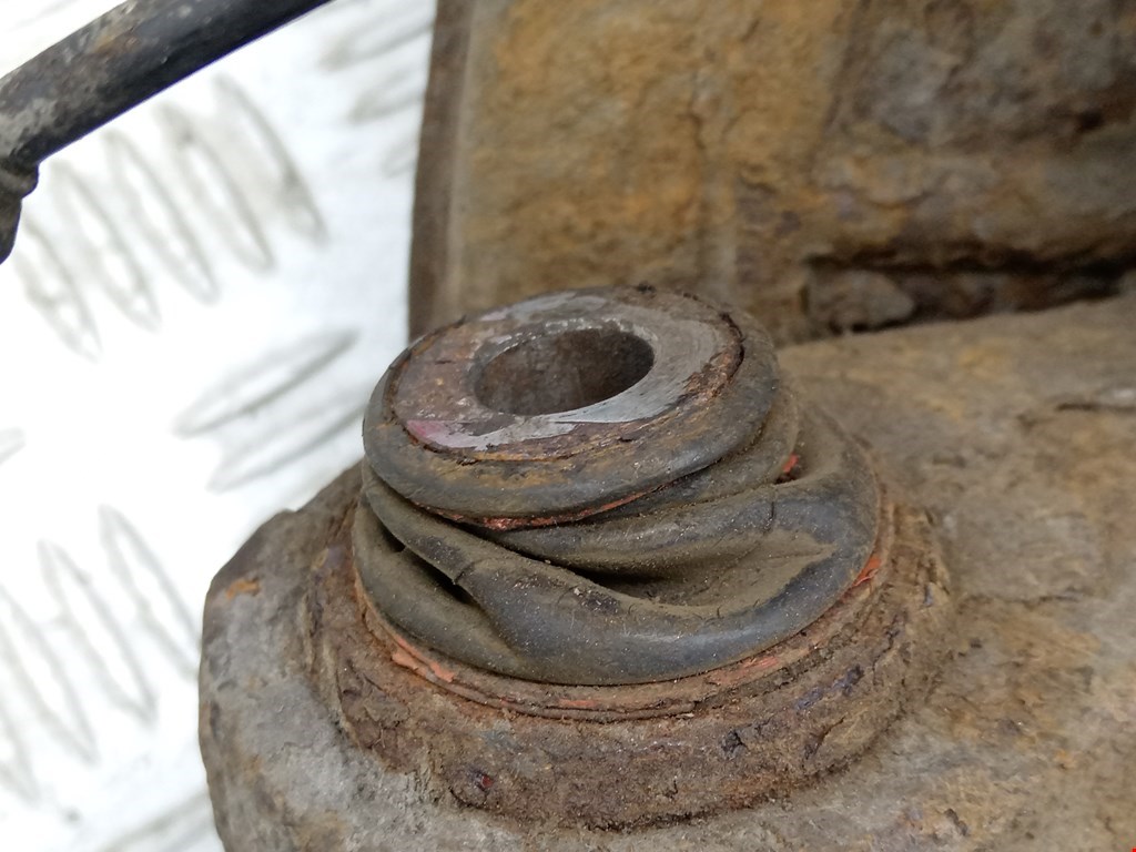 Ступица задняя левая LAND ROVER Discovery III 2005-2009