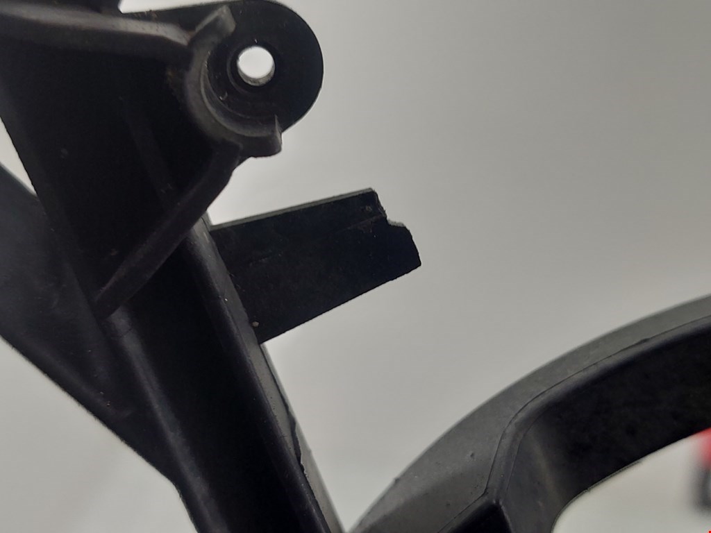 Диффузор (кожух) вентилятора BMW 1er E81\E87 2004-2011