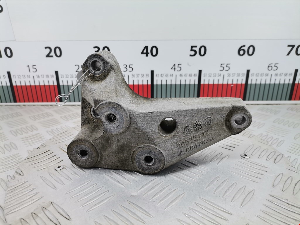 Кронштейн (крепление лапа траверса) кпп Opel Zafira B (2005-2014)