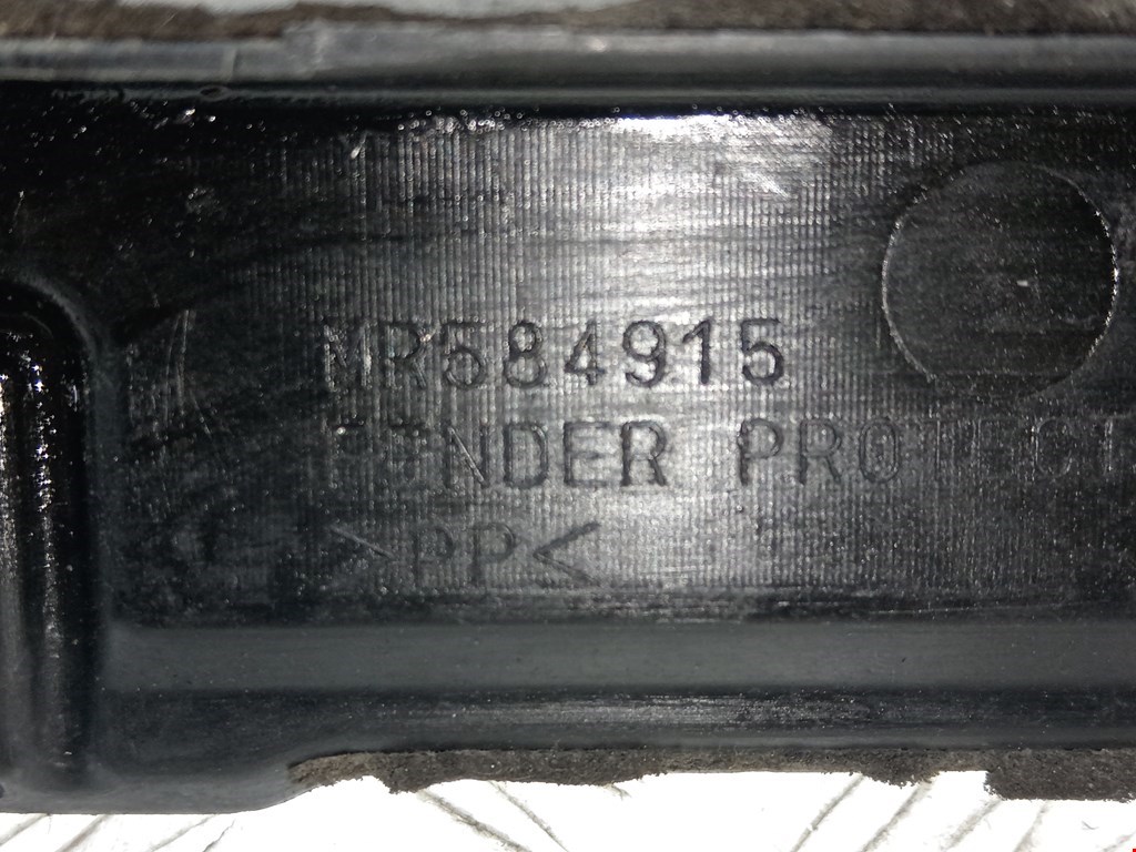 Локер (подкрылок) передний левый MITSUBISHI Pajero IV 2006-2022