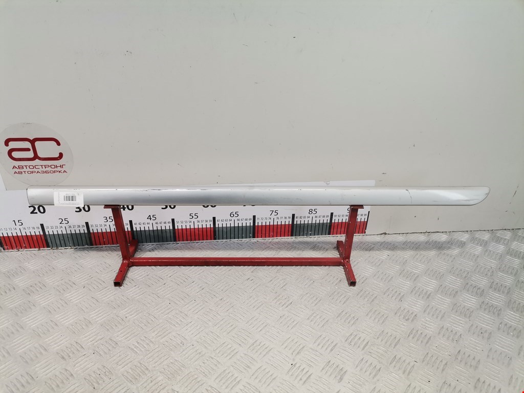 Накладка декоративная (молдинг) двери передней правой Renault Laguna 3 (2007-2010)