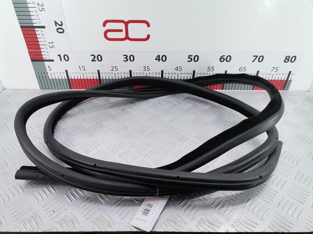 Уплотнитель двери LAND ROVER Range Rover 2002-2012