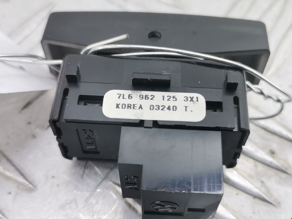 Кнопка центрального замка VOLKSWAGEN Touareg 2002-2010