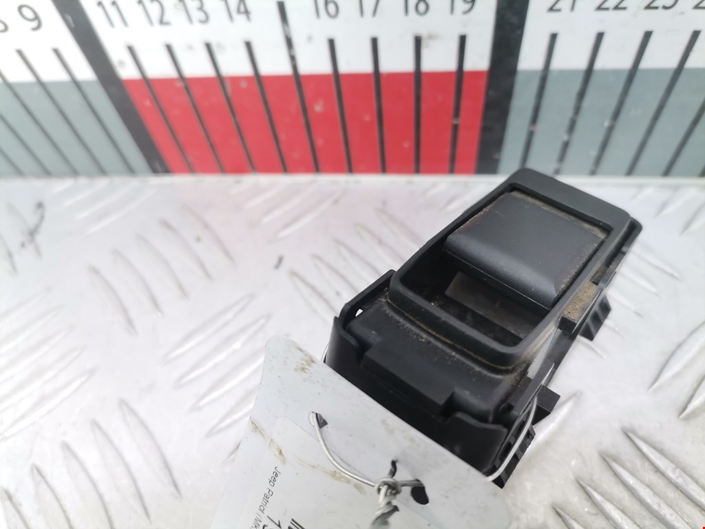 Кнопка стеклоподъемника JEEP Patriot 2007-2017