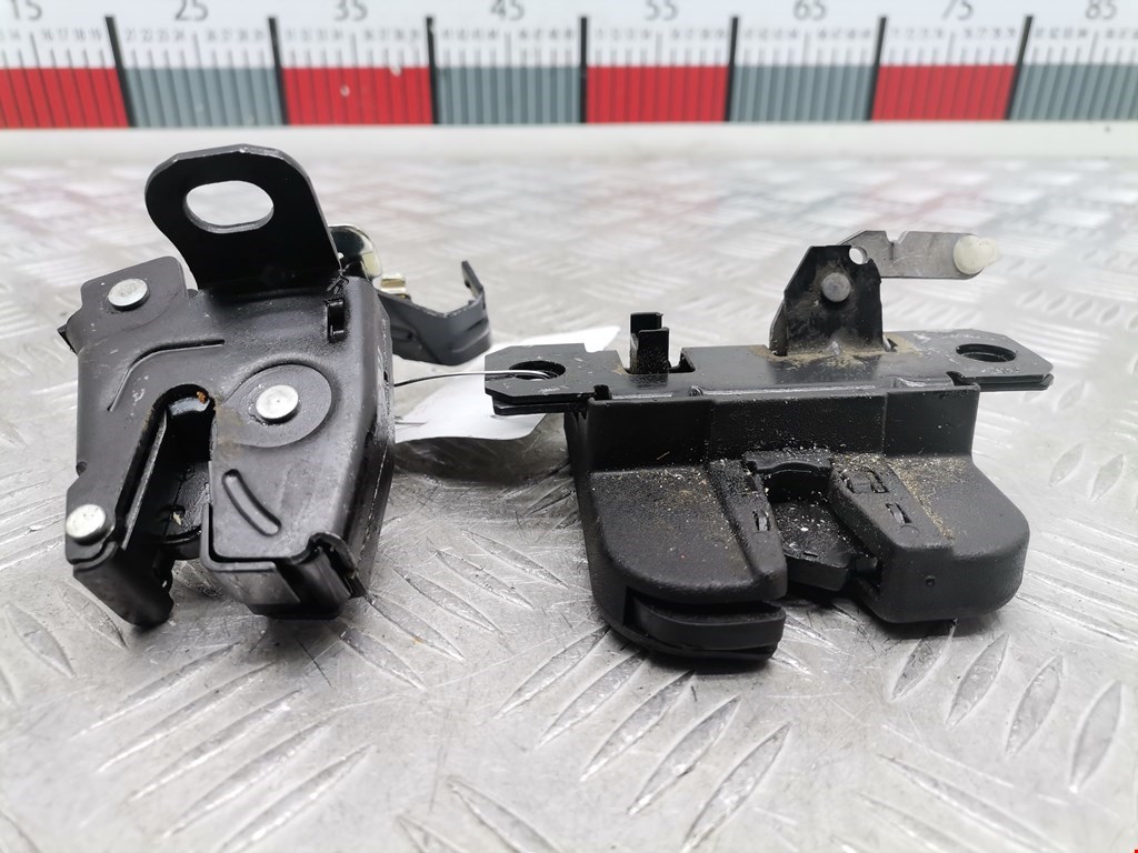 Замок двери распашной левой Volkswagen Transporter (T5) (2003-2015)