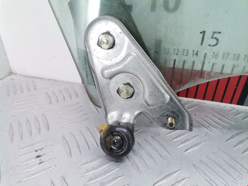 Стекло двери переднее левое SUBARU Legacy 1998-2004