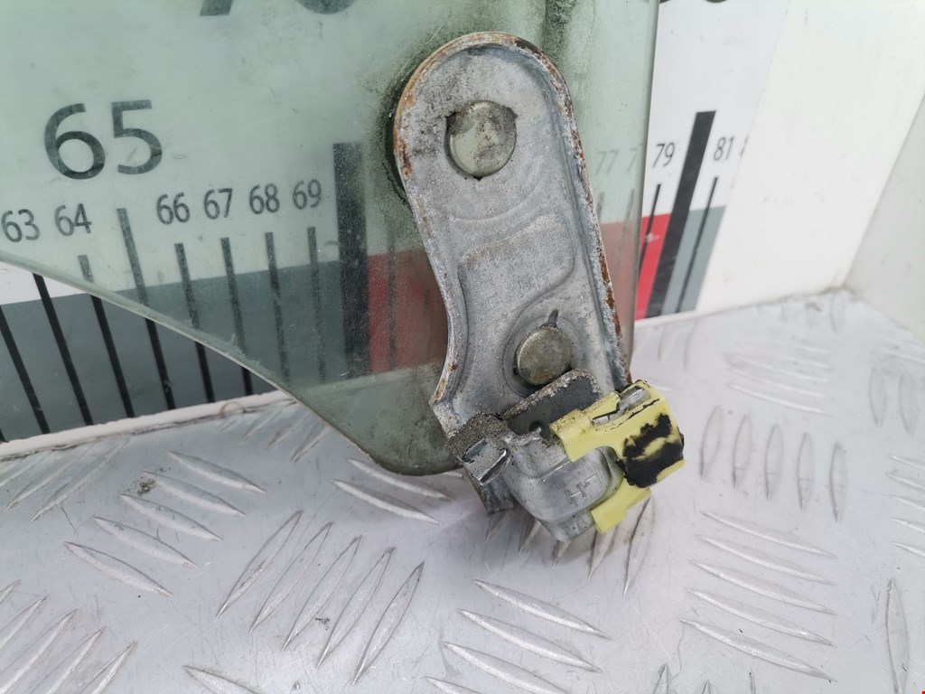 Стекло двери переднее левое SUBARU Legacy 1998-2004