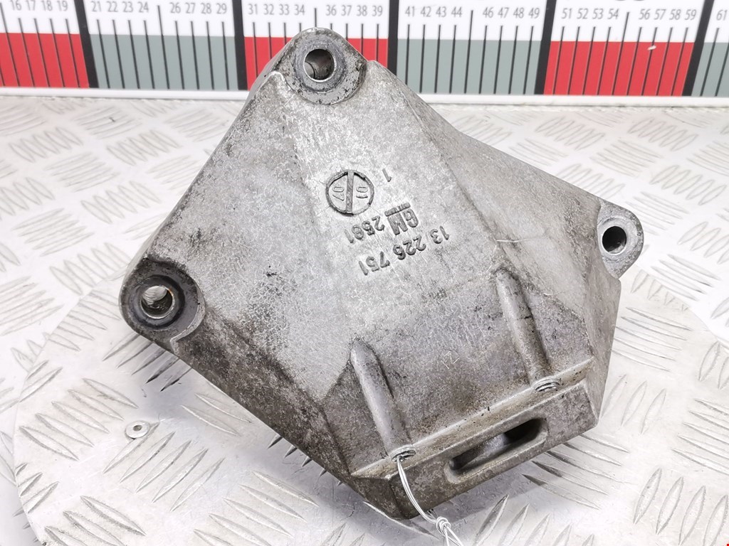 Кронштейн (крепление лапа) двигателя Opel Astra H (2004-2014)