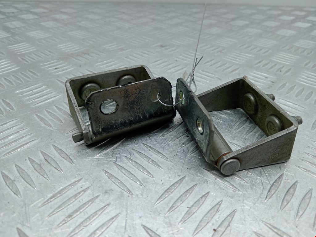 Петля крышки (двери) багажника
