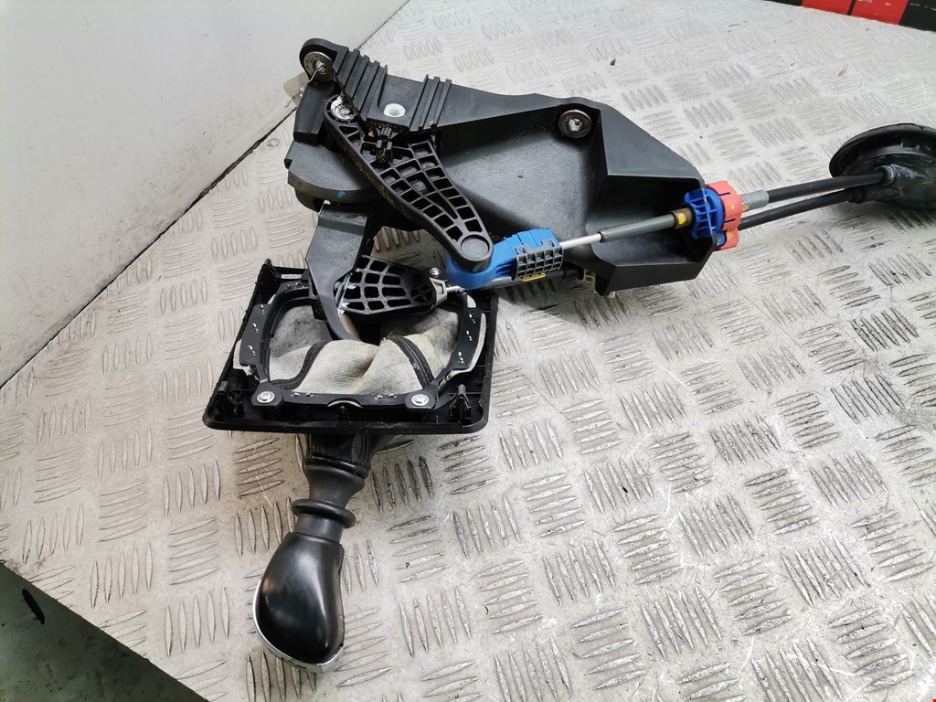 Кулиса (селектор) АКПП/МКПП в салоне KIA Cee'd II 2012-2018