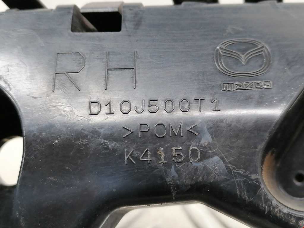 Кронштейн переднего бампера правый MAZDA CX-3 2015-н.в.