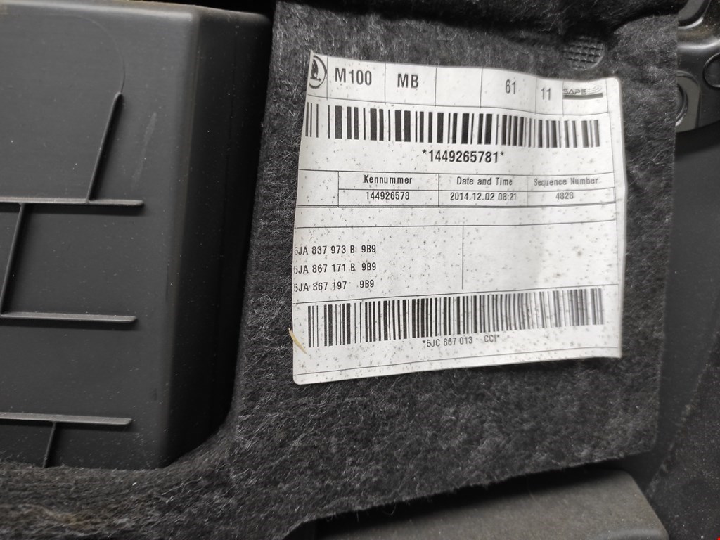 Обшивка двери передняя левая SKODA Rapid 2012-2020