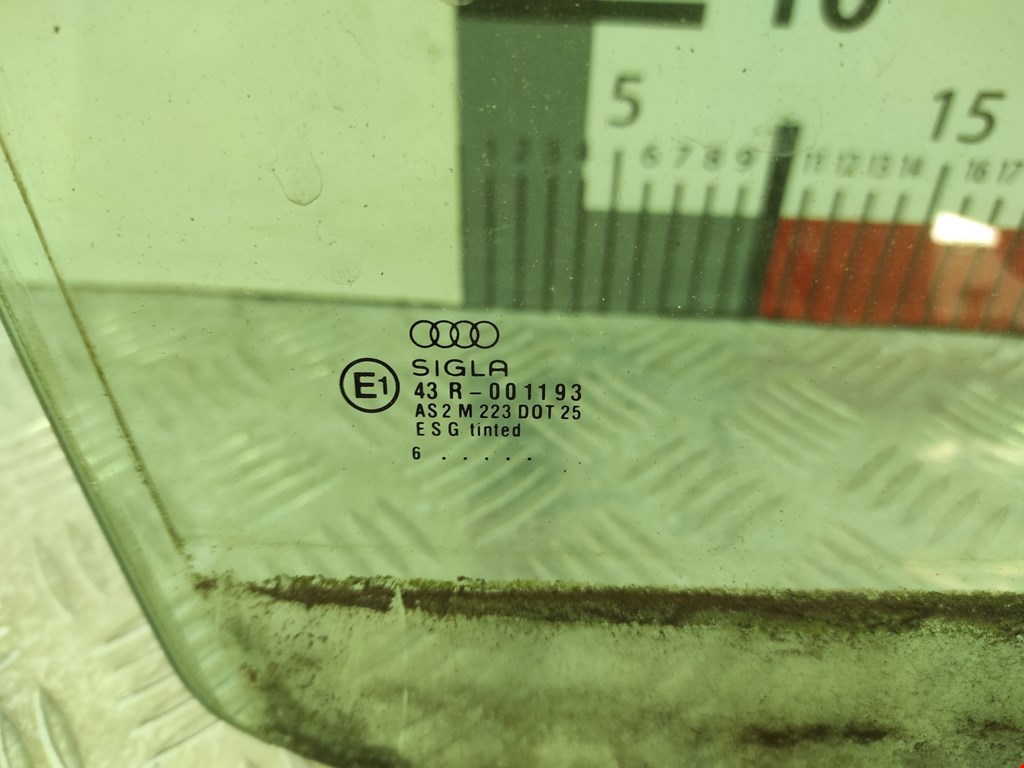 Стекло двери переднее правое AUDI A4 B5 1995-2001