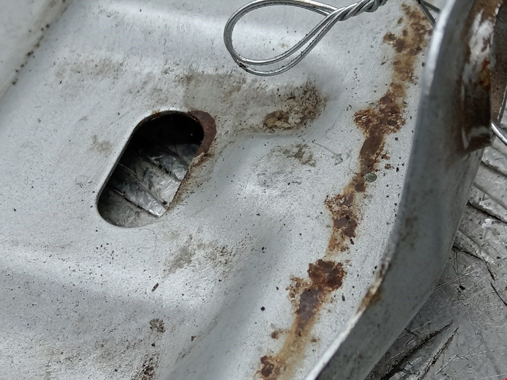 Крепление АКБ (корпус/подставка) MITSUBISHI Space Wagon N8,N9 1998-2004